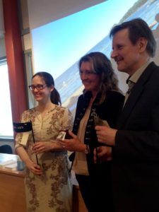 Sofia Svensson, Biosfärambassadör, överlämnar Torsövarg till Skärgårdshavets koordinator, Katja Bonnevier och Norra Karelens koordinator Timo Hokkanen